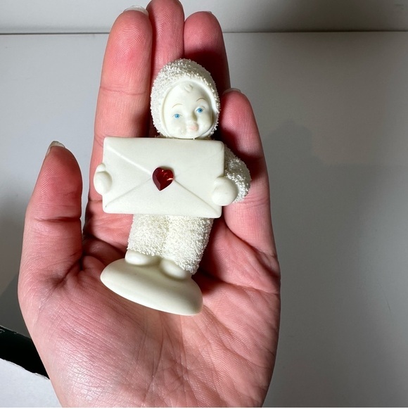 DEPARTMENT 56 SNOW BABY HOLDING ENVELOPE WITH RED HEART JEWEL BIRTHSTONE - Picture 6 of 9